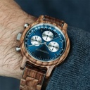 Die Chrono Mariner Kosso ist aus Kosso-Holz gefertigt und verfügt über ein doppelschichtiges, blaues Zifferblatt mit silbernen Details.