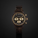 Die Chrono Black Forest ist aus Bleiholz gefertigt und verfügt über ein doppelschichtiges, tiefschwarzes Zifferblatt mit goldenen Details.