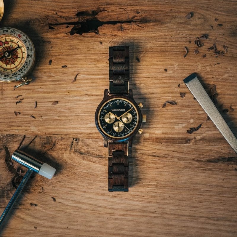 Die Chrono Black Forest ist aus Bleiholz gefertigt und verfügt über ein doppelschichtiges, tiefschwarzes Zifferblatt mit goldenen Details.