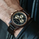 Il Chrono Black Forest è realizzato in legno di piombo e presenta un quadrante nero a doppio strato con dettagli dorati.