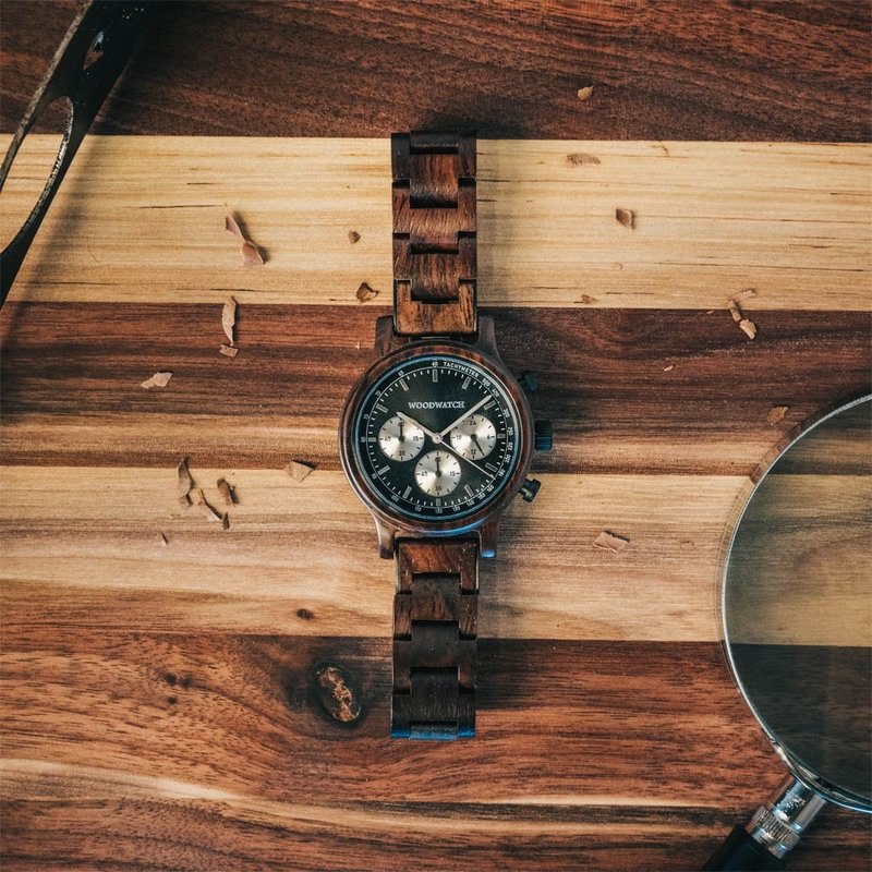 El Chrono Slate está hecho de madera de acacia y cuenta con una esfera gris oscuro de doble capa con detalles plateados.