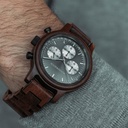 La Chrono Slate est fabriquée en bois d'acacia et présente un cadran gris foncé à double couche avec des détails argentés.