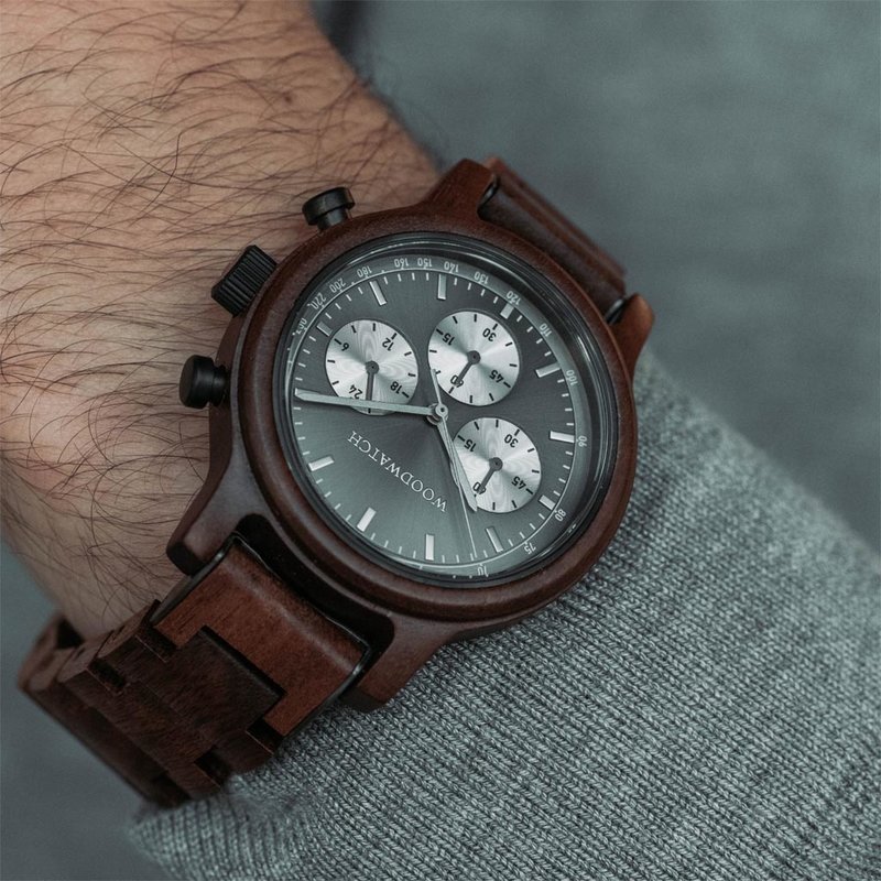 El Chrono Slate está hecho de madera de acacia y cuenta con una esfera gris oscuro de doble capa con detalles plateados.