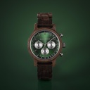 La Chrono Hunter est fabriquée en bois de noyer et présente un cadran vert foncé à double couche avec des détails argentés.