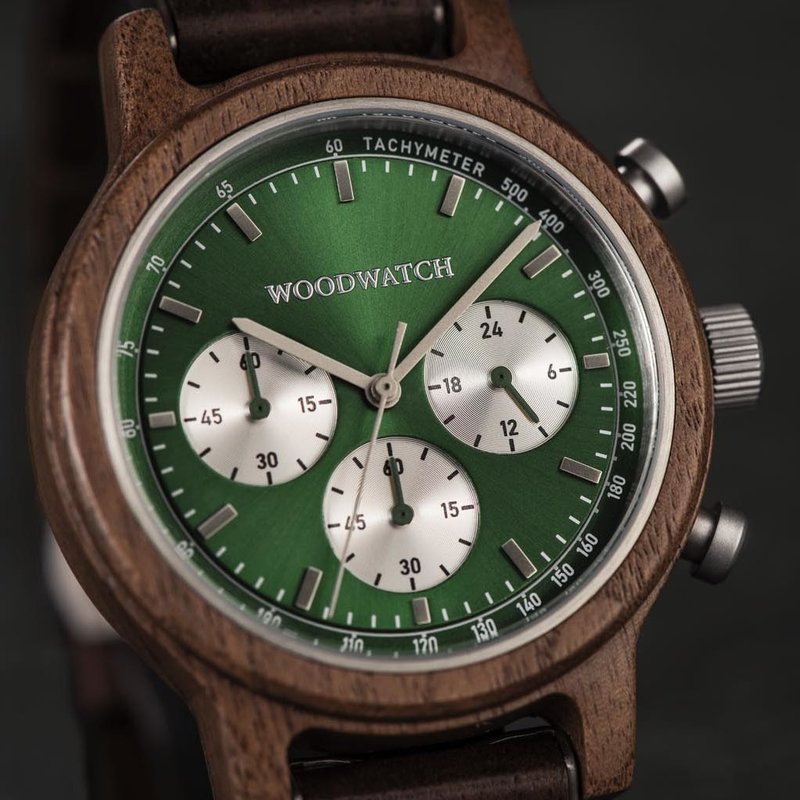 La Chrono Hunter est fabriquée en bois de noyer et présente un cadran vert foncé à double couche avec des détails argentés.