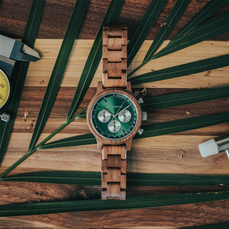 La Chrono Hunter est fabriquée en bois de noyer et présente un cadran vert foncé à double couche avec des détails argentés.