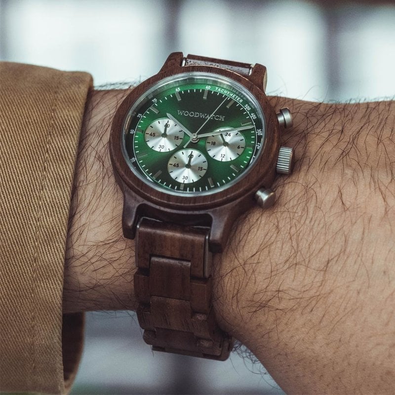 La Chrono Hunter est fabriquée en bois de noyer et présente un cadran vert foncé à double couche avec des détails argentés.