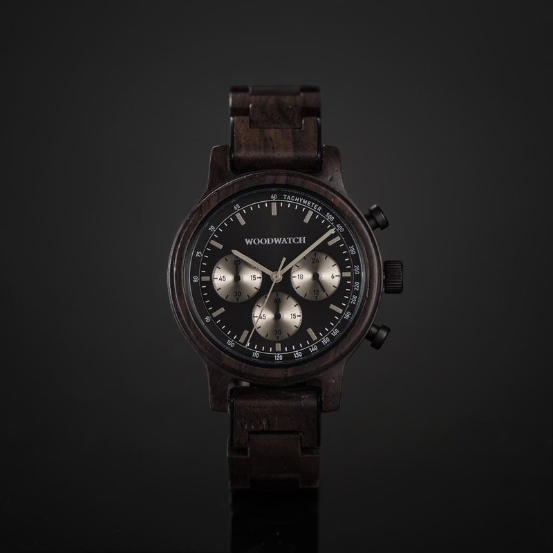 La Chrono Night Sky est fabriquée à partir de bois de plomb et dispose d'un cadran noir profond à double couche avec des détails argentés.