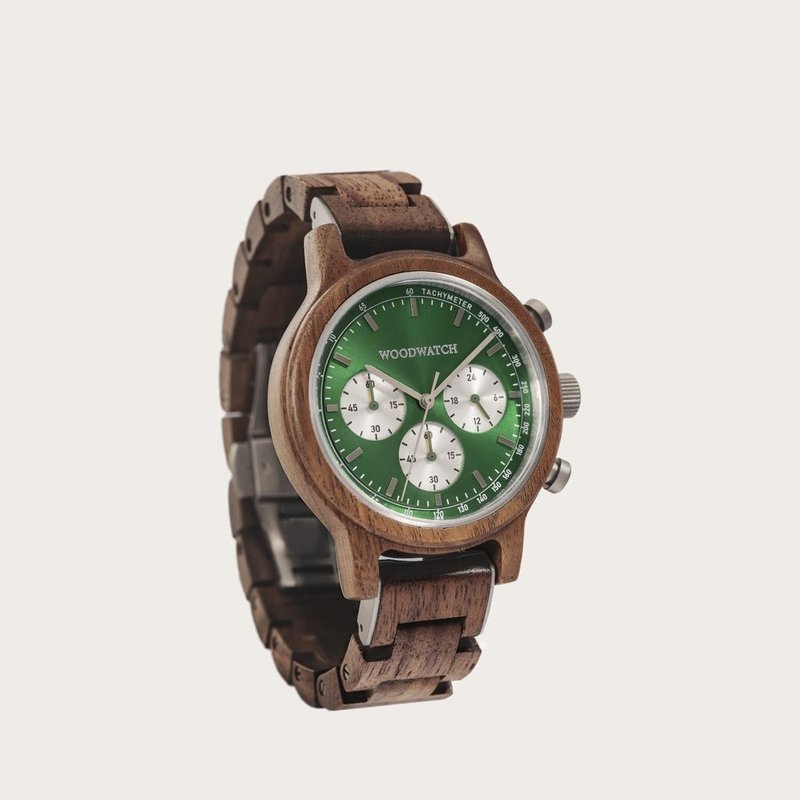 El Chrono Hunter está hecho de madera de nogal y cuenta con una esfera verde oscuro de doble capa con detalles plateados.