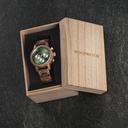 La Chrono Hunter est fabriquée en bois de noyer et présente un cadran vert foncé à double couche avec des détails argentés.