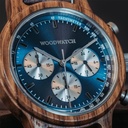 La Chrono Mariner Kosso est fabriquée à partir de bois de kosso et présente un cadran bleu à double couche avec des détails argentés.