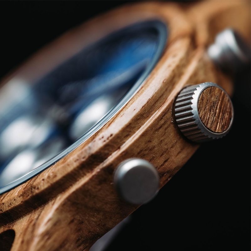 Il Chrono Mariner Kosso è realizzato in legno di kosso e presenta un quadrante blu a doppio strato con dettagli argentati.