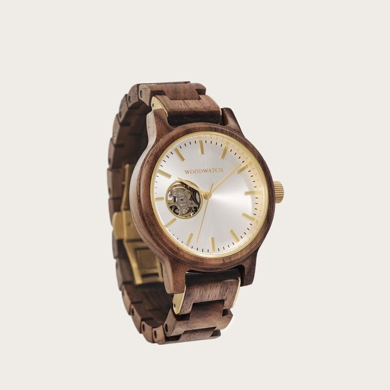 Il CLASSIC Open-Heart ridefinisce l'estetica di un WoodWatch in maniera... cinetica. Abbiamo riprogettato la cassa per fare spazio al meccanismo di movimento automatico SEIKO, alimentato dal moto naturale della persona che indossa l'orologio. L'open heart