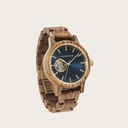 Il CLASSIC Open-Heart ridefinisce l'estetica di un WoodWatch in maniera... cinetica. Abbiamo riprogettato la cassa per fare spazio al meccanismo di movimento automatico SEIKO, alimentato dal moto naturale della persona che indossa l'orologio. L'open heart