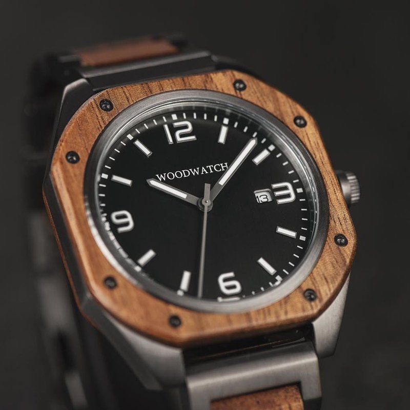 The RANGER pays tribute to the fundamental traits of tactical aircraft instruments and combines a unique, one of a kind, screwed-down bezel with an industrial design. Aviation instruments need to be clearly readable at all times, and so the RANGER feature