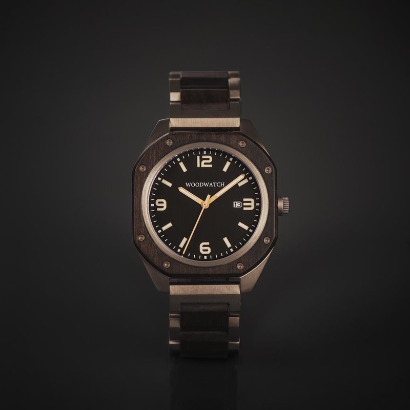 La RANGER rend hommage aux caractéristiques fondamentales des instruments de l'aviation et combine une lunette vissée unique en son genre avec un design industriel. Les mesures doivent être clairement lisibles à tout moment en aviation, c'est pourquoi la