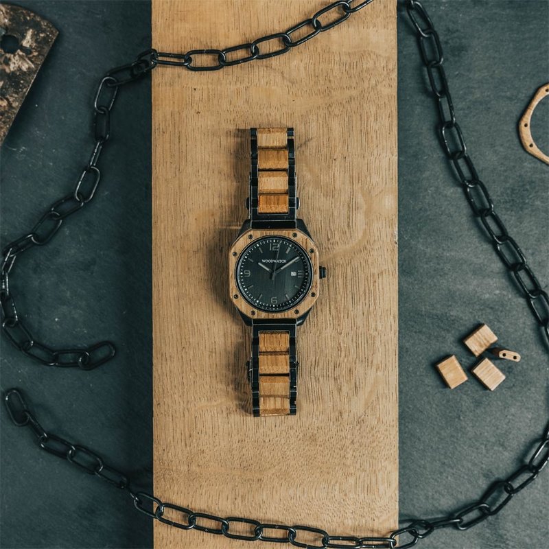 Het eerste horloge in de geschiedenis dat is gemaakt van voormalige eikenhouten vaten die in Bordeaux, Frankrijk, zijn gebruikt om rode wijn te maken. Het eikenhout is zorgvuldig uit elkaar gehaald en herbewerkt tot deze werkelijk unieke uurwerken. Elk ho