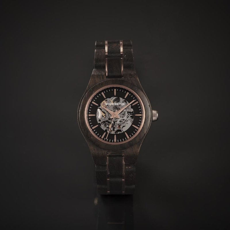 The AUTOMATIC Wanderer features a self-winding automatic mechanical movement with 36 hours power reserve. A distinctive optical experience is created through the 33mm case with a roségold bezel and black dial with a partial open heart, revealing the compl