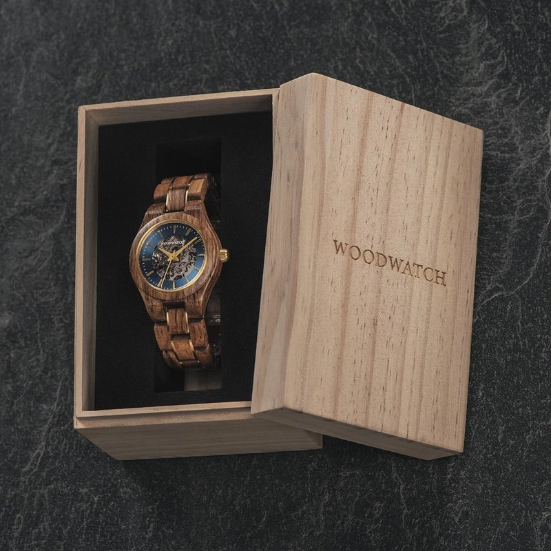 The AUTOMATIC Roamer features a self-winding automatic mechanical movement with 36 hours power reserve. A distinctive optical experience is created through the 33mm case with a gold bezel and ocean blue dial with a partial open heart, revealing the comple