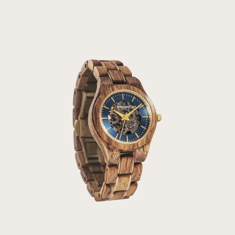 De AUTOMATIC Roamer is uitgerust met een zelfopwindend automatisch uurwerk met een gangreserve van 36 uur. De 33mm kast met een goudkleurige lunette en oceaanblauwe wijzerplaat met deels open hart, zorgen voor een unieke optische ervaring door de complexi