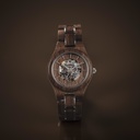De AUTOMATIC Voyager is uitgerust met een zelfopwindend automatisch uurwerk met een gangreserve van 36 uur. De 33mm kast met een zilver lunette en zwarte wijzerplaat met deels open hart, zorgen voor een unieke optische ervaring door de complexiteit van he