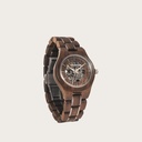 De AUTOMATIC Voyager is uitgerust met een zelfopwindend automatisch uurwerk met een gangreserve van 36 uur. De 33mm kast met een zilver lunette en zwarte wijzerplaat met deels open hart, zorgen voor een unieke optische ervaring door de complexiteit van he
