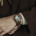 De AUTOMATIC Voyager is uitgerust met een zelfopwindend automatisch uurwerk met een gangreserve van 36 uur. De 33mm kast met een zilver lunette en zwarte wijzerplaat met deels open hart, zorgen voor een unieke optische ervaring door de complexiteit van he
