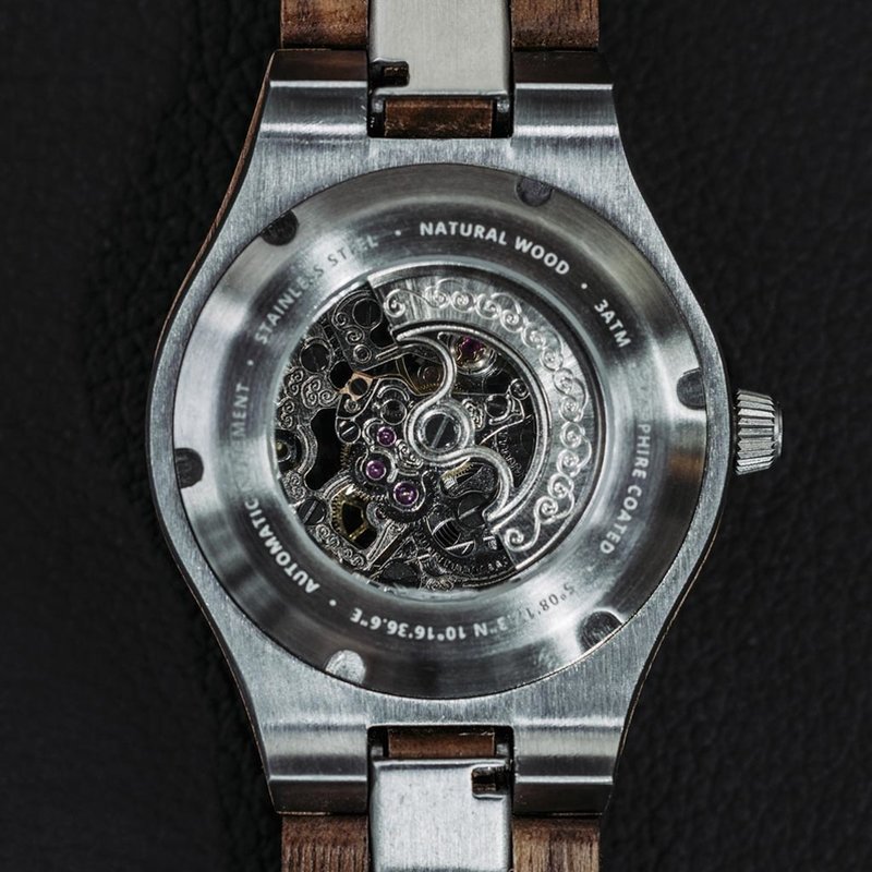 De AUTOMATIC Voyager is uitgerust met een zelfopwindend automatisch uurwerk met een gangreserve van 36 uur. De 33mm kast met een zilver lunette en zwarte wijzerplaat met deels open hart, zorgen voor een unieke optische ervaring door de complexiteit van he