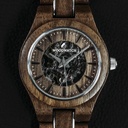 De AUTOMATIC Voyager is uitgerust met een zelfopwindend automatisch uurwerk met een gangreserve van 36 uur. De 33mm kast met een zilver lunette en zwarte wijzerplaat met deels open hart, zorgen voor een unieke optische ervaring door de complexiteit van he