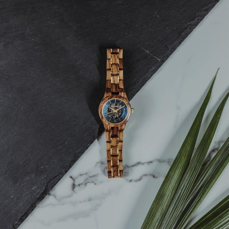 The AUTOMATIC Roamer features a self-winding automatic mechanical movement with 36 hours power reserve. A distinctive optical experience is created through the 33mm case with a gold bezel and ocean blue dial with a partial open heart, revealing the comple