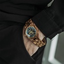 De AUTOMATIC Roamer is uitgerust met een zelfopwindend automatisch uurwerk met een gangreserve van 36 uur. De 33mm kast met een goudkleurige lunette en oceaanblauwe wijzerplaat met deels open hart, zorgen voor een unieke optische ervaring door de complexi