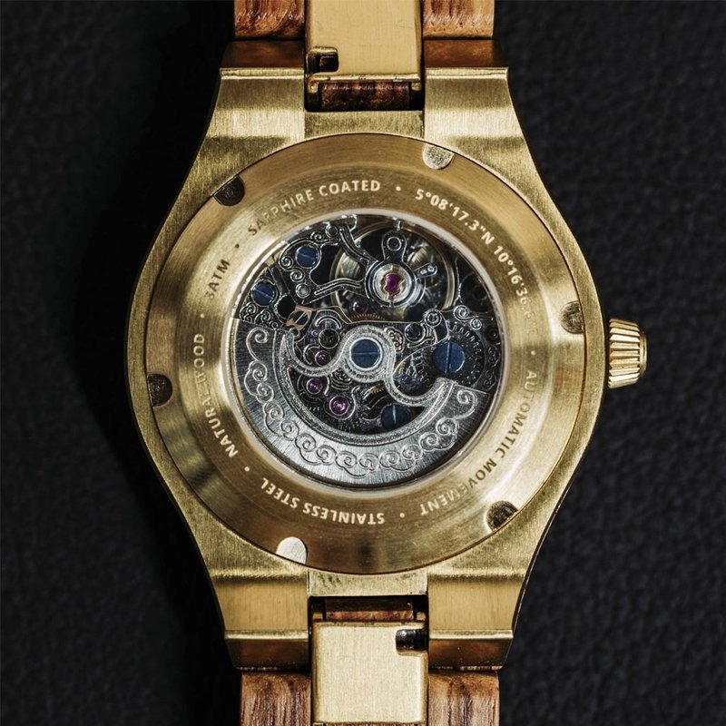 De AUTOMATIC Roamer is uitgerust met een zelfopwindend automatisch uurwerk met een gangreserve van 36 uur. De 33mm kast met een goudkleurige lunette en oceaanblauwe wijzerplaat met deels open hart, zorgen voor een unieke optische ervaring door de complexi