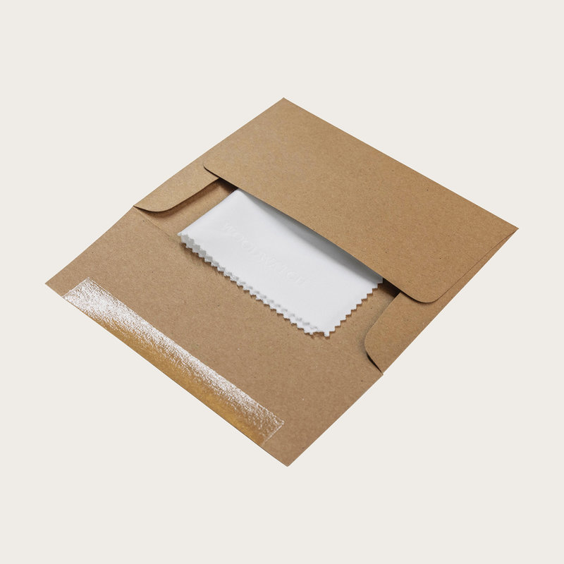 Questo prezioso panno in plastica riciclata rimuoverà senza sforzo ogni macchia dal tuo WoodWatch, dai gioielli e dagli occhiali (da sole) per ridargli lucentezza e farli sembrare come nuovi.