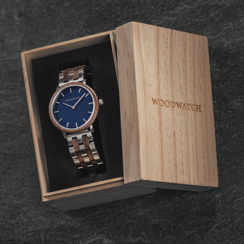 Un diseño MINIMAL renovado con un look atemporal que combina con cualquier ocasión.  Con una fina caja de acero, bisel de nogal y esfera azul.  Viene con una nueva correa de reloj, diseñada desde cero para combinar perfectamente con la caja del reloj mini