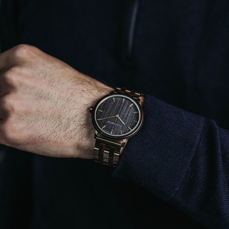 Un design MINIMAL repensé avec un look intemporel qui s'adapte à toutes les occasions, la montre est dotée d'un boîtier fin en acier, d'une lunette en bois de plomb et d'un cadran en bronze. La montre est livrée avec un nouveau bracelet, conçue dès le dép