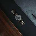 Een nieuw MINIMAL design met een tijdloze uitstraling die past bij elke gelegenheid. Het horloge heeft een slanke, stalen kast, lunette van loodhout en bronzen wijzerplaat. Wordt geleverd met een volledig nieuw ontworpen horlogeband, die qua stijl en mate
