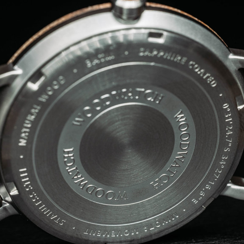 Un design MINIMAL repensé avec un look intemporel qui s'adapte à toutes les occasions. La montre est dotée d'un boîtier mince en acier, d'une lunette en bois de noyer et d'un cadran. Elle est livrée avec un nouveau bracelet de montre, conçu dès le départ
