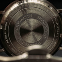 Un design MINIMAL repensé avec un look intemporel qui s'adapte à toutes les occasions, la montre est dotée d'un boîtier fin en acier, d'une lunette en bois de plomb et d'un cadran en bronze. La montre est livrée avec un nouveau bracelet, conçue dès le dép