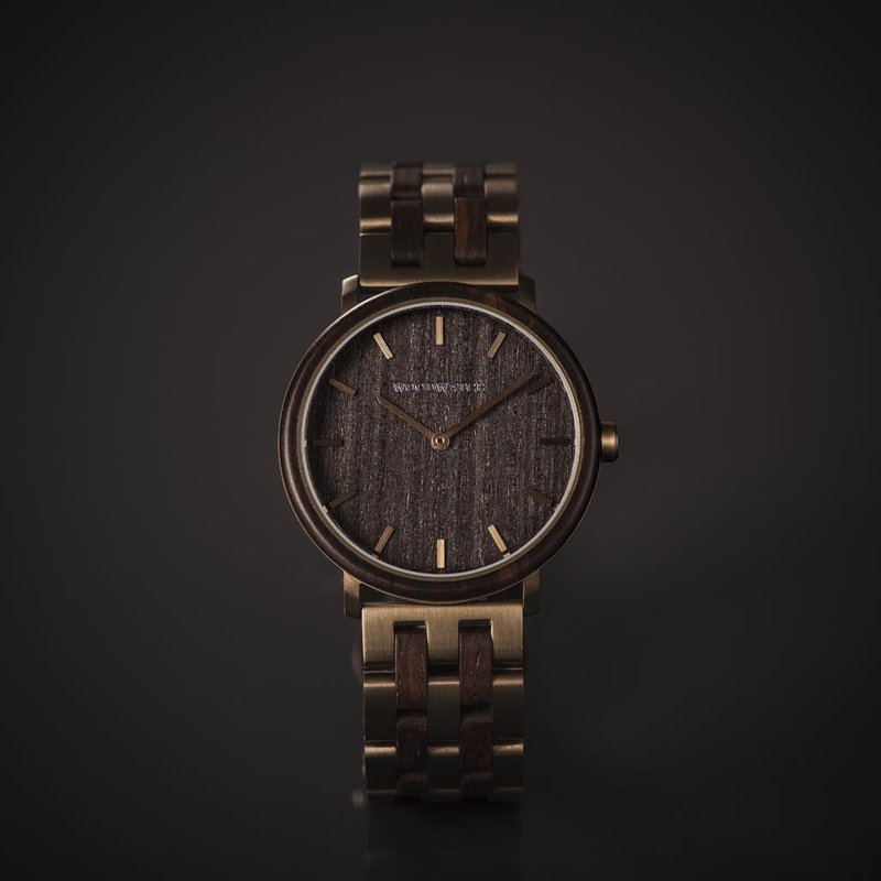 Un design MINIMAL repensé avec un look intemporel qui s'adapte à toutes les occasions, la montre est dotée d'un boîtier fin en acier, d'une lunette en bois de plomb et d'un cadran en bronze. La montre est livrée avec un nouveau bracelet, conçue dès le dép