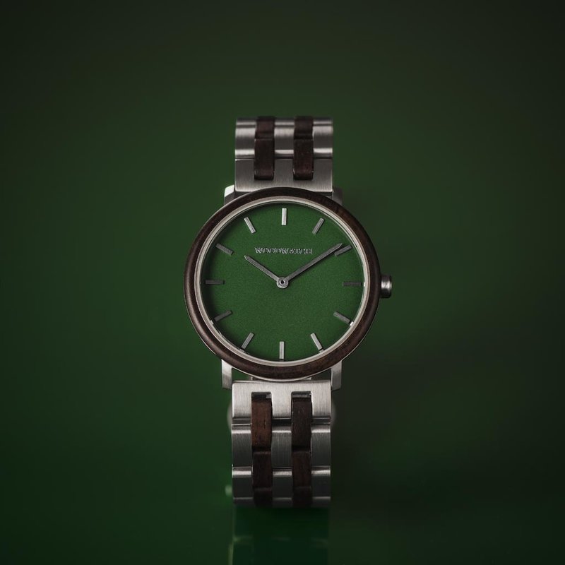 Un design MINIMAL repensé avec un look intemporel qui s'adapte à toutes les occasions. La montre est dotée d'un boîtier mince en acier, d'une lunette en bois de plomb et d'un cadran vert. Elle est livrée avec un nouveau bracelet de montre, conçu dès le dé