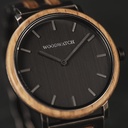 Denna exklusiva WoodWatch har en ekträ-bezel som tillverkats av återvunna bourbounwhiskeyfat från Kentucky, USA. En begränsad utgåva av 208 urverk - en blinkning till det antal veckor whickeyn åldrats i fatet som denna klocka härstammar från. Varje klocka