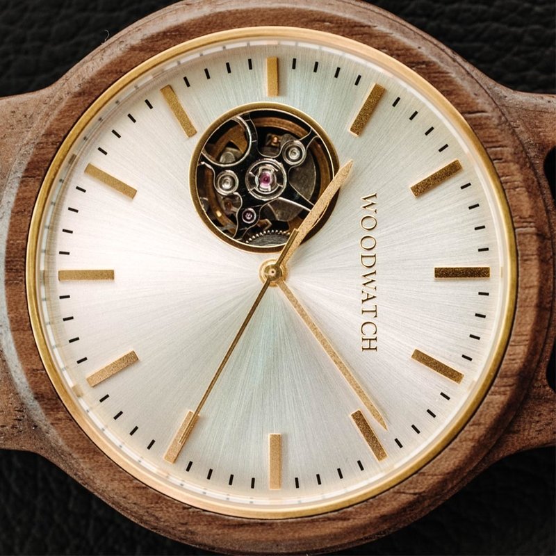 Il CLASSIC Open-Heart ridefinisce l'estetica di un WoodWatch in maniera... cinetica. Abbiamo riprogettato la cassa per fare spazio al meccanismo di movimento automatico SEIKO, alimentato dal moto naturale della persona che indossa l'orologio. L'open heart