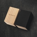 Il Chrono Slate è realizzato in legno di acacia e presenta un quadrante grigio scuro a doppio strato con dettagli argentati.