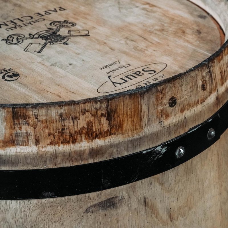El primer reloj de la historia elaborado con barricas de roble recuperadas que se utilizan para elaborar vino tinto en Burdeos, Francia. Desmontados cuidadosamente, la madera de roble de los barriles ha sido reelaborada en estos relojes verdaderamente úni