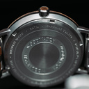 Un design MINIMAL repensé avec un look intemporel qui s'adapte à toutes les occasions. La montre est dotée d'un boîtier fin en acier, d'une lunette en noyer et d'un cadran bleu. Elle est livrée avec un nouveau bracelet de montre, conçu dès le départ pour