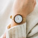 Die NORDIC Oslo Beige hat 36 mm Durchmesser und wird in liebevoller Handarbeit aus nachhaltigem Zebranoholz gefertigt. Ein besonders geschmeidiges, beiges Uhrenarmband aus veganem Leder in Verbindung mit dem weißen Ziffernblatt und einigen roségoldenen De