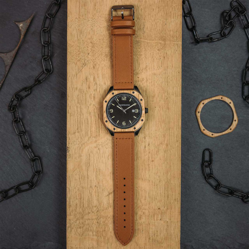 Het eerste horloge in de geschiedenis dat is gemaakt van voormalige eikenhouten vaten die in Bordeaux, Frankrijk, zijn gebruikt om rode wijn te maken. Het eikenhout is zorgvuldig uit elkaar gehaald en herbewerkt tot deze werkelijk unieke uurwerken. Elk ho