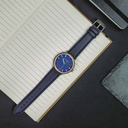 Un design MINIMAL repensé avec un look intemporel qui s'adapte à toutes les occasions. La montre est dotée d'un boîtier fin en acier, d'une lunette en noyer et d'un cadran bleu. Elle est livrée avec un nouveau bracelet de montre, conçu dès le départ pour