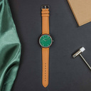 Ein modernes, minimalistisches Design mit einem zeitlosen Look, der zu jeder Gelegenheit passt. Ausgestattet mit einem dünnen Stahlgehäuse, einer Lünette aus Bleiholz und einem grünen Zifferblatt. Im Lieferumfang ist ein neues Armband enthalten, das von G