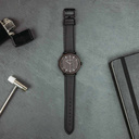 Een nieuw MINIMAL design met een tijdloze uitstraling die past bij elke gelegenheid. Het horloge heeft een slanke, kast in zwart en zowel een lunette als wijzerplaat van loodhout. Wordt geleverd met een horlogeband van cactus leer in bijpassend zwart, sup